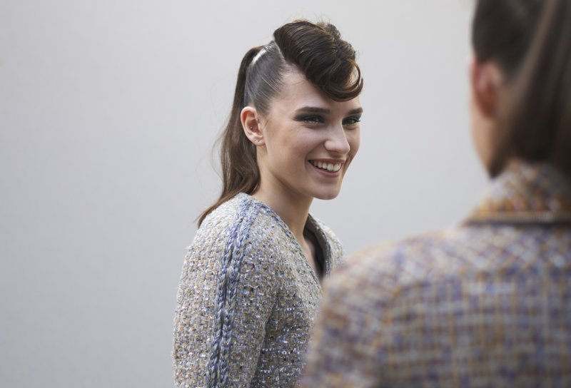 Τα φερμουάρ βρίσκονται σε κάθε σχεδόν ρούχο της συλλογής. Στα τουίντ ταγιέρ κρύβονται ανάμεσα σε δυο πλεξίδες, σήμα κατατεθέν της Chanel.