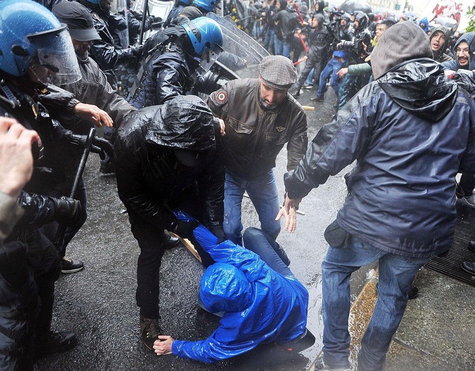 Ιταλία: Ξύλο με γκλομπς και μπαστούνια στις εκδηλώσεις για την Πρωτομαγιά [εικόνες]  | iefimerida.gr 0