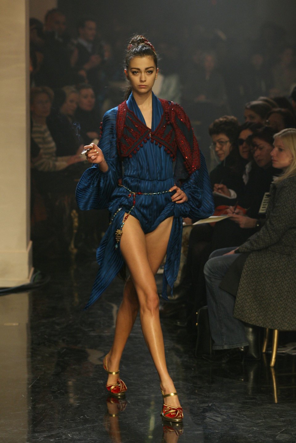 Φουστανέλες διά χειρός Ζαν Πολ Γκοτιέ -Η πολυσυζητημένη επίδειξη στο Μουσείο Μπενάκη με είσοδο 1.000 ευρώ [εικόνες] | iefimerida.gr 1