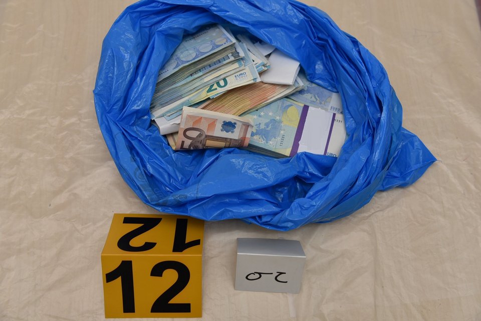 Τα όπλα που βρέθηκαν στο σπίτι της Πόλας Ρούπα στην Ηλιούπολη [εικόνες] | iefimerida.gr 8