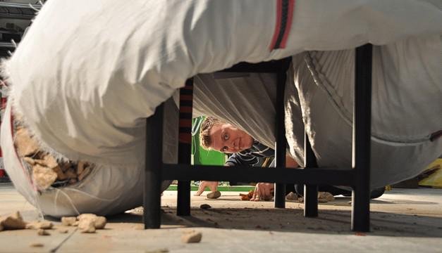 Το πρώτο αντισεισμικό τραπέζι – Ελαφρύ, ανθεκτικό και κατάλληλο για να σώσει ζωές [εικόνες] | iefimerida.gr 1