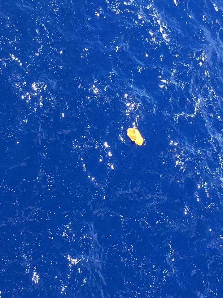 Οι πρώτες εικόνες από σωσίβια στο σημείο συντριβής του αεροσκάφους [εικόνες & βίντεο] | iefimerida.gr 0