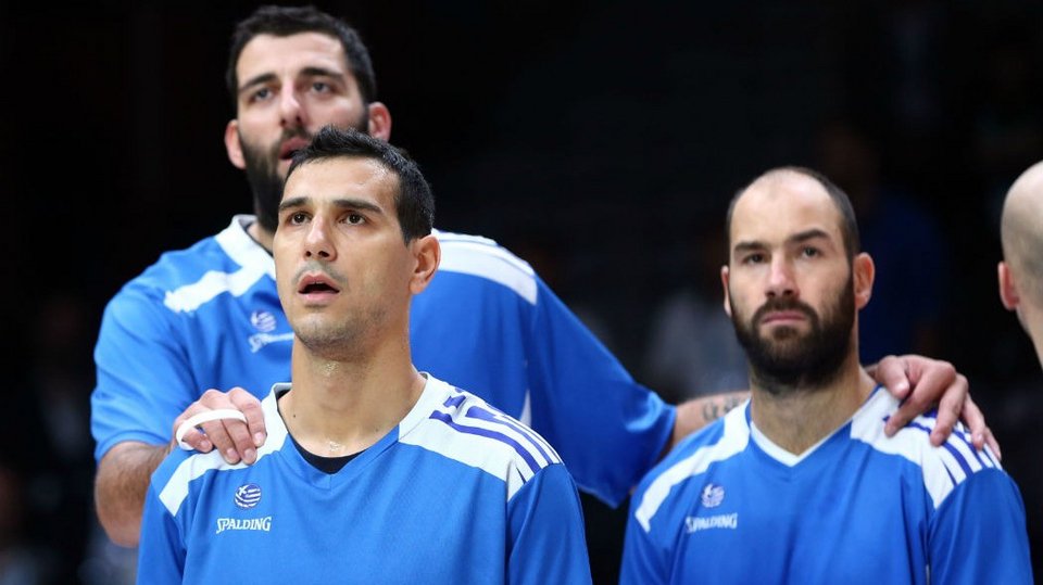 Συγκλονιστική αγκαλιά των «παλιών»: Ζήσης, Σπανούλης, Μπουρούσης έγιναν... ένα [εικόνες & βίντεο] | iefimerida.gr 1