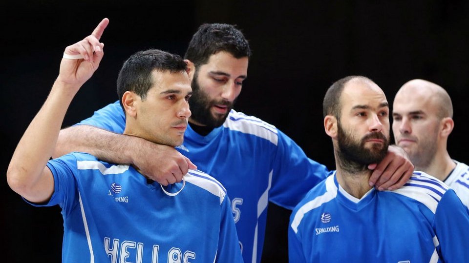 Συγκλονιστική αγκαλιά των «παλιών»: Ζήσης, Σπανούλης, Μπουρούσης έγιναν... ένα [εικόνες & βίντεο] | iefimerida.gr 2