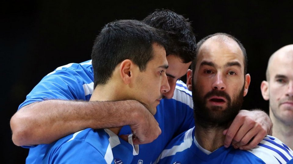 Συγκλονιστική αγκαλιά των «παλιών»: Ζήσης, Σπανούλης, Μπουρούσης έγιναν... ένα [εικόνες & βίντεο] | iefimerida.gr 0