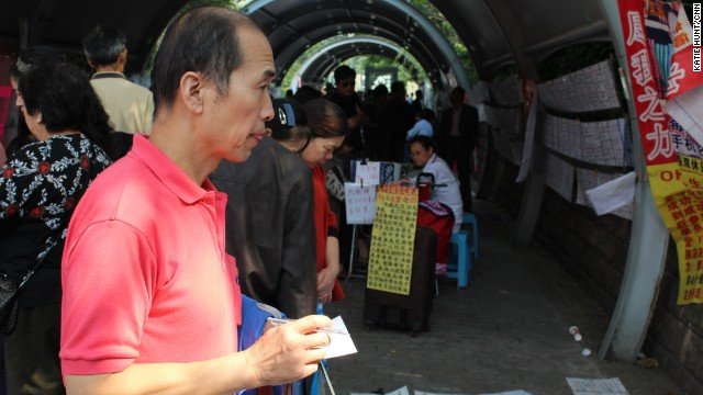 Νυφοπάζαρο στη Σανγκάη: Ενα υπαίθριο γραφείο συνοικεσίων στο πάρκο της πόλης [εικόνες] | iefimerida.gr 0