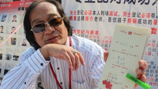 Νυφοπάζαρο στη Σανγκάη: Ενα υπαίθριο γραφείο συνοικεσίων στο πάρκο της πόλης [εικόνες] | iefimerida.gr 1