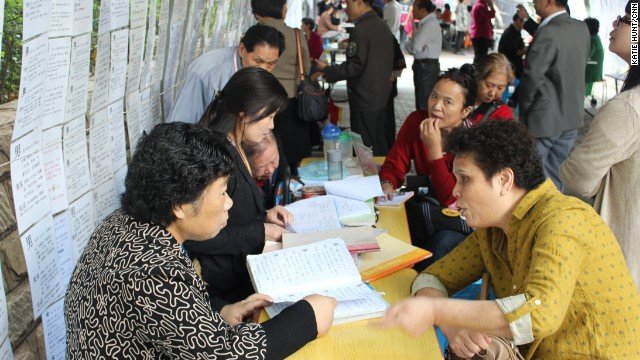 Νυφοπάζαρο στη Σανγκάη: Ενα υπαίθριο γραφείο συνοικεσίων στο πάρκο της πόλης [εικόνες] | iefimerida.gr 2