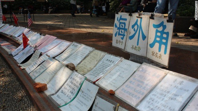 Νυφοπάζαρο στη Σανγκάη: Ενα υπαίθριο γραφείο συνοικεσίων στο πάρκο της πόλης [εικόνες] | iefimerida.gr 3