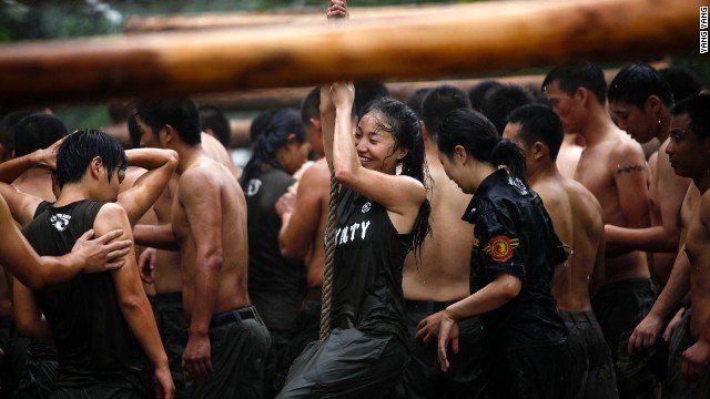 Γυναίκες σωματοφύλακες πλουσίων: Η νέα αμφιλεγόμενη μόδα που κάνει θραύση στην Κίνα [εικόνες] | iefimerida.gr 2