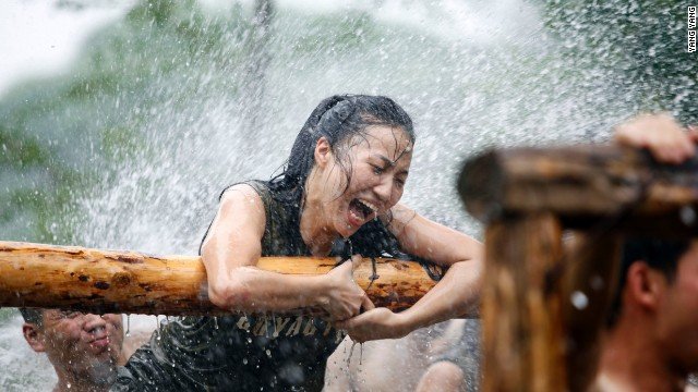 Γυναίκες σωματοφύλακες πλουσίων: Η νέα αμφιλεγόμενη μόδα που κάνει θραύση στην Κίνα [εικόνες] | iefimerida.gr 1
