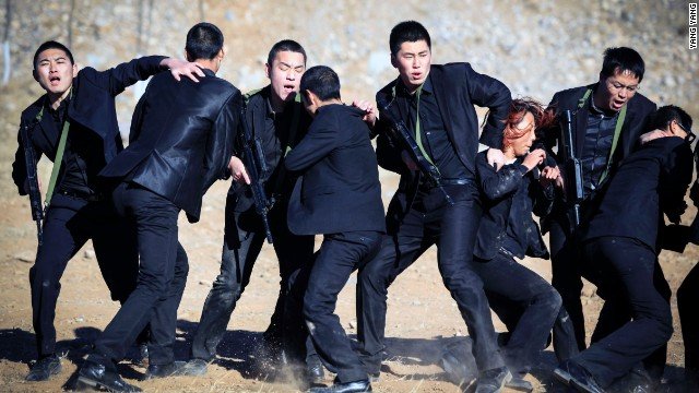 Γυναίκες σωματοφύλακες πλουσίων: Η νέα αμφιλεγόμενη μόδα που κάνει θραύση στην Κίνα [εικόνες] | iefimerida.gr 8