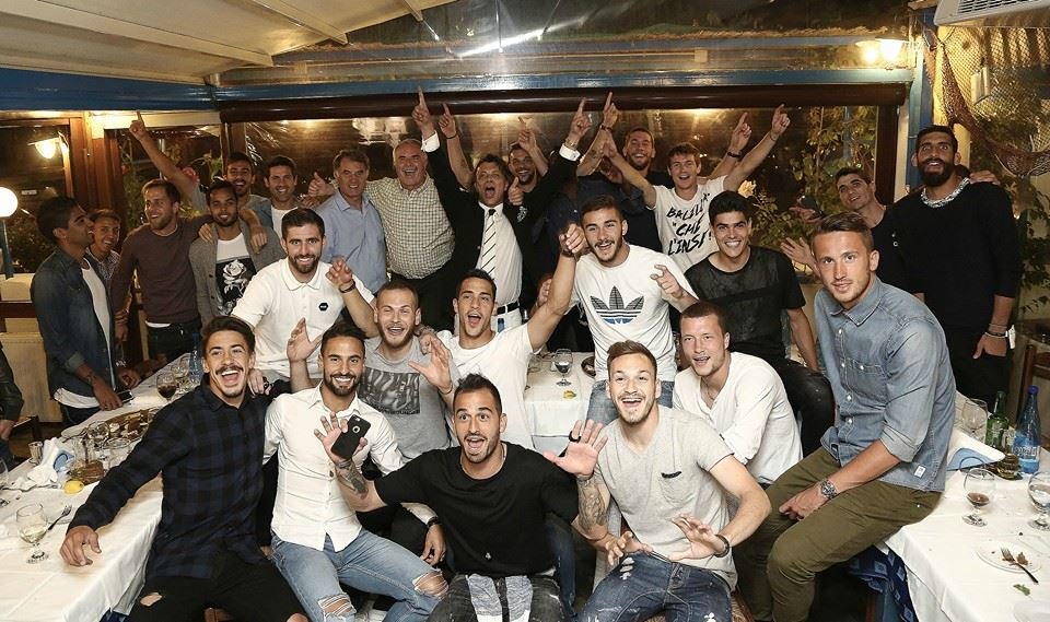 Απίστευτη φωτογραφία Ψινάκη με τους παίκτες της ΑΕΚ [εικόνα] | iefimerida.gr 0