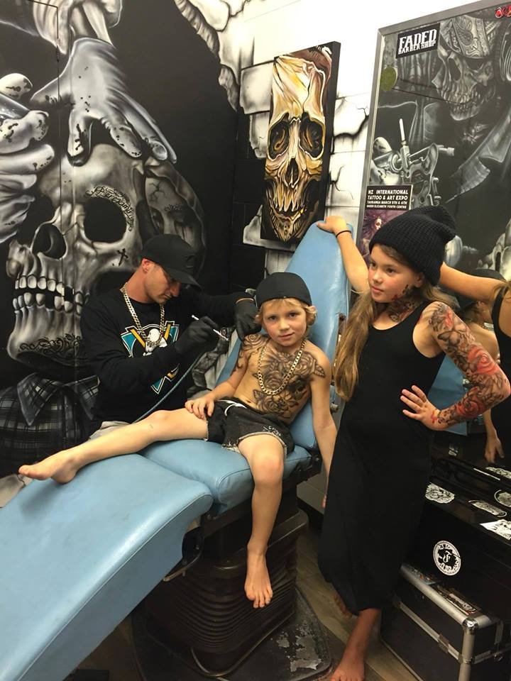 Καλλιτέχνης κάνει προσωρινά τατουάζ σε άρρωστα παιδιά -Θέλει να τα κάνει χαρούμενα [εικόνες] | iefimerida.gr 4