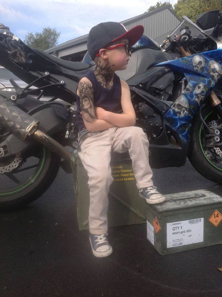 Καλλιτέχνης κάνει προσωρινά τατουάζ σε άρρωστα παιδιά -Θέλει να τα κάνει χαρούμενα [εικόνες] | iefimerida.gr 0