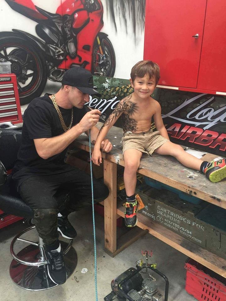 Καλλιτέχνης κάνει προσωρινά τατουάζ σε άρρωστα παιδιά -Θέλει να τα κάνει χαρούμενα [εικόνες] | iefimerida.gr 2