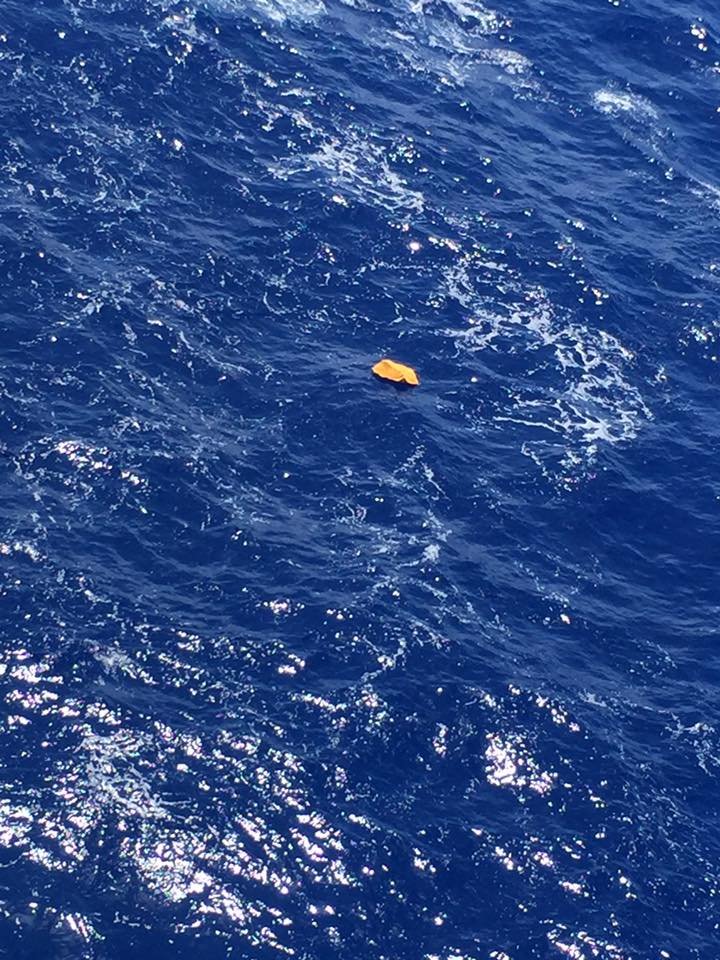 Οι πρώτες εικόνες από σωσίβια στο σημείο συντριβής του αεροσκάφους [εικόνες & βίντεο] | iefimerida.gr 2