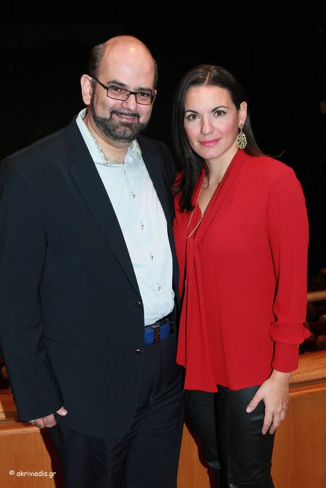 «Ετσι κάνουν όλες» και για την Ολγα Κεφαλογιάννη: Με δερμάτινο παντελόνι και κατακόκκινο πουκάμισο στην όπερα της Λυρικής [εικόνες] | iefimerida.gr 1