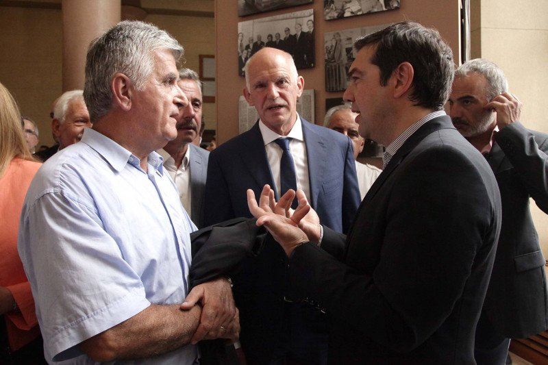 Τα χαμογελαστά ενσταντανέ Τσίπρα-Παπανδρέου στην έκθεση για τον Ανδρέα [εικόνες] | iefimerida.gr 1