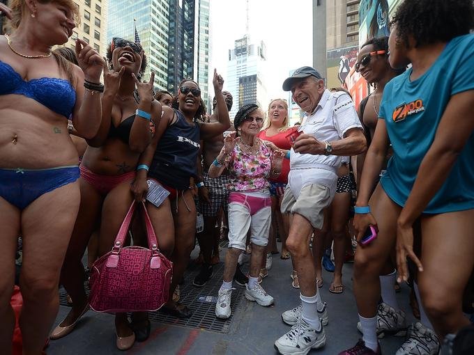 Γιατί εκατοντάδες Αμερικανοί βγήκαν μόνο με τα εσώρουχά τους στους δρόμους [εικόνες] | iefimerida.gr 0