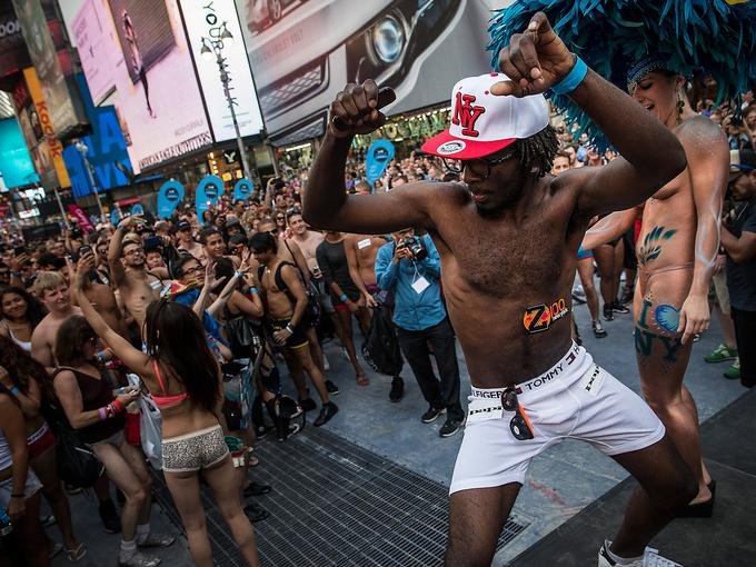 Γιατί εκατοντάδες Αμερικανοί βγήκαν μόνο με τα εσώρουχά τους στους δρόμους [εικόνες] | iefimerida.gr 1