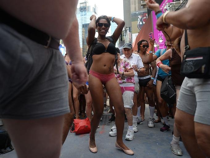 Γιατί εκατοντάδες Αμερικανοί βγήκαν μόνο με τα εσώρουχά τους στους δρόμους [εικόνες] | iefimerida.gr 4