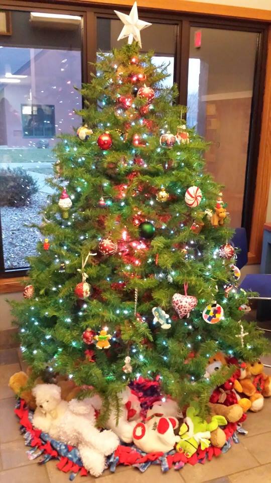 ΗΠΑ: Μονόπετρο σε Χριστουγεννιάτικο δέντρο αστυνομικού τμήματος -Ψάχνουν τον ιδιοκτήτη μέσω Facebook [εικόνες] | iefimerida.gr 0