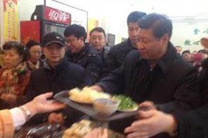 Και ο πρόεδρος στη σειρά -Ο ηγέτης της Κίνας περίμενε στην ουρά για να παραγγείλει σε φαστ φουντ [εικόνες] | iefimerida.gr 2