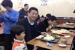 Και ο πρόεδρος στη σειρά -Ο ηγέτης της Κίνας περίμενε στην ουρά για να παραγγείλει σε φαστ φουντ [εικόνες] | iefimerida.gr 3