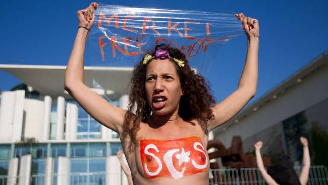 Tα στήθη τους στη Μέρκελ επιχείρησαν να δείξουν ακτιβίστριες - Βίαιη αντίδραση από τους αστυνομικούς [εικόνες] | iefimerida.gr 3