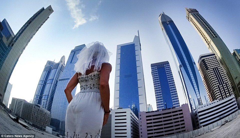 Πήρε διαζύγιο και ταξιδεύει στον κόσμο με το νυφικό της [εικόνες] | iefimerida.gr 10