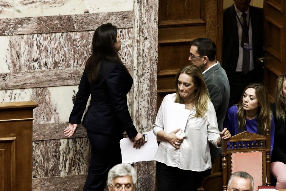 « Ψηφίστε ναι, για να μην πέσει η κυβέρνηση» -Αρχίζει ψηφοφορία Live | iefimerida.gr 4