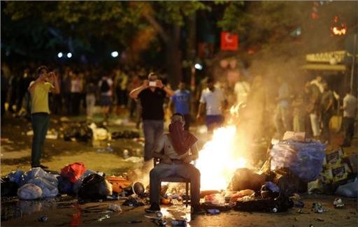 Βήμα πίσω από τον Ερντογάν - Απέσυρε την αστυνομία αλλά δεν υποχωρεί | iefimerida.gr 4