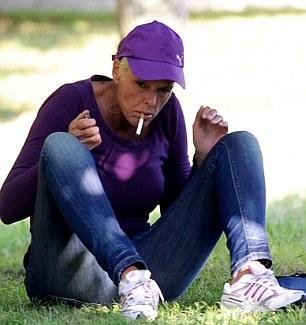 Γνωστή σεξοβόμβα βρέθηκε λιπόθυμη σε πάρκο του Λος Άντζελες [εικόνες] | iefimerida.gr 3