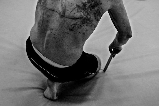 Πλούσιοι Ρώσοι πληρώνουν 900 δολάρια την εβδομάδα για να τους πλακώσουν στο ξύλο [εικόνες & σκληρό βίντεο] | iefimerida.gr 11