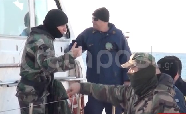 Δύο μαχαιρωμένοι στα αμπάρια του πλοίου με τους 700 μετανάστες [εικόνες] | iefimerida.gr 0