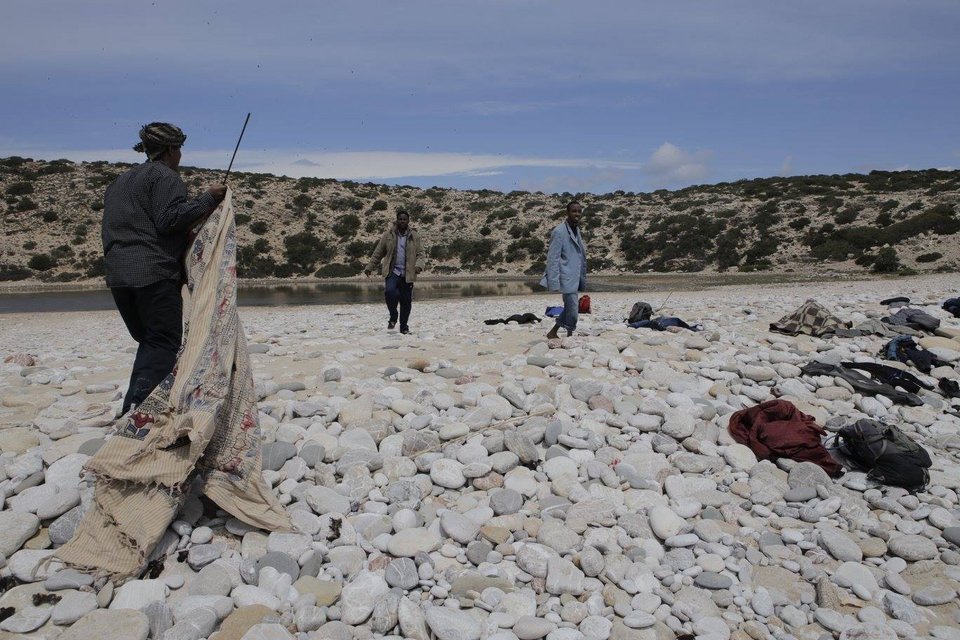 Ο φωτογράφος που έφτασε πρώτος στη Γαύδο και αντίκρισε τους 157 μετανάστες: «Μόλις με είδαν με αγκάλιαζαν κι έκλαιγαν» [εικόνες] | iefimerida.gr 11