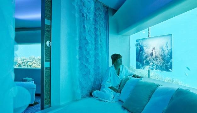 Η τέχνη κάνει βουτιά στο νερό -Υποβρύχια έκθεση ζωγραφικής στις Μαλδίβες [εικόνες] | iefimerida.gr 0