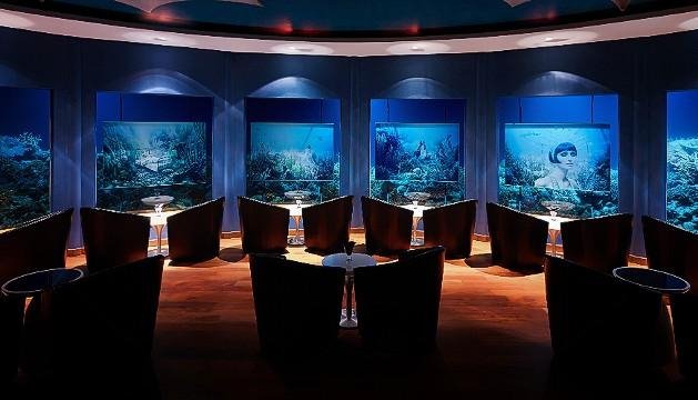 Η τέχνη κάνει βουτιά στο νερό -Υποβρύχια έκθεση ζωγραφικής στις Μαλδίβες [εικόνες] | iefimerida.gr 1