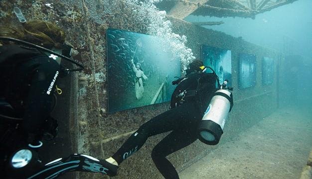 Η τέχνη κάνει βουτιά στο νερό -Υποβρύχια έκθεση ζωγραφικής στις Μαλδίβες [εικόνες] | iefimerida.gr 8