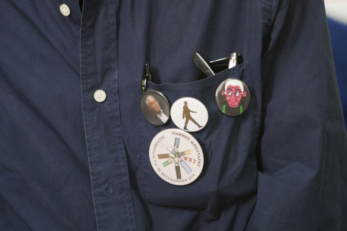 Ποιο αγόρι μπουγέλωσε ο Μπουτάρης λίγο πριν μπει στο εκλογικό τμήμα; [βίντεο] | iefimerida.gr 1