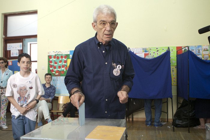 Ποιο αγόρι μπουγέλωσε ο Μπουτάρης λίγο πριν μπει στο εκλογικό τμήμα; [βίντεο] | iefimerida.gr 0