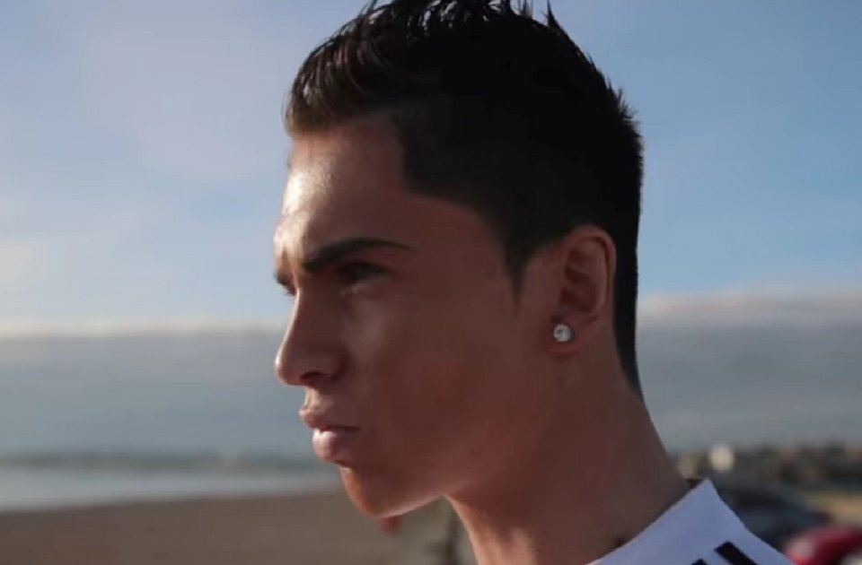 Μοιάζει στον Κριστιάνο Ρονάλντο και δεν χάνει ευκαιρία -Ο βρετανός που έχει το καλύτερο όπλο για να φλερτάρει τα κορίτσια [εικόνες&βίντεο] | iefimerida.gr 0