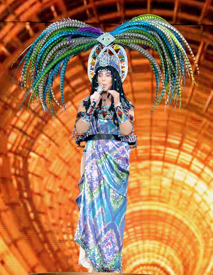 Σερ: Η αειθαλής «Dark Lady» του πενταγράμμου έκλεισε τα 70 [εικόνες]  | iefimerida.gr 1