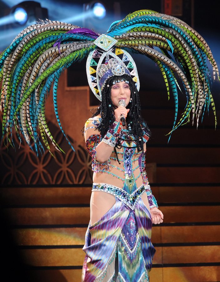 Σερ: Η αειθαλής «Dark Lady» του πενταγράμμου έκλεισε τα 70 [εικόνες]  | iefimerida.gr 0