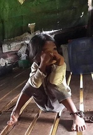 Γονείς έδωσαν 4χρονο κοριτσάκι ενέχυρο για να πάρουν δάνειο -Ηταν αλυσοδεμένο για 8 ώρες κάθε μέρα επί δυο χρόνια [εικόνες] | iefimerida.gr 1