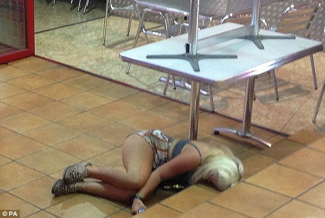 Bild: Προσοχή, Αύγουστος σημαίνει Βρετανοί τουρίστες στα νησιά -Είναι, βλάκες, βρομιάρηδες, άξεστοι και παχύσαρκοι! [εικόνες]  | iefimerida.gr 2