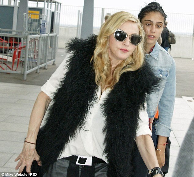 Σάλος με τη φωτογραφία της Μαντόνα ανάμεσα σε ημίγυμνους χορευτές, το αστέρι του Ισραήλ και την ημισέληνο [εικόνες] | iefimerida.gr 1