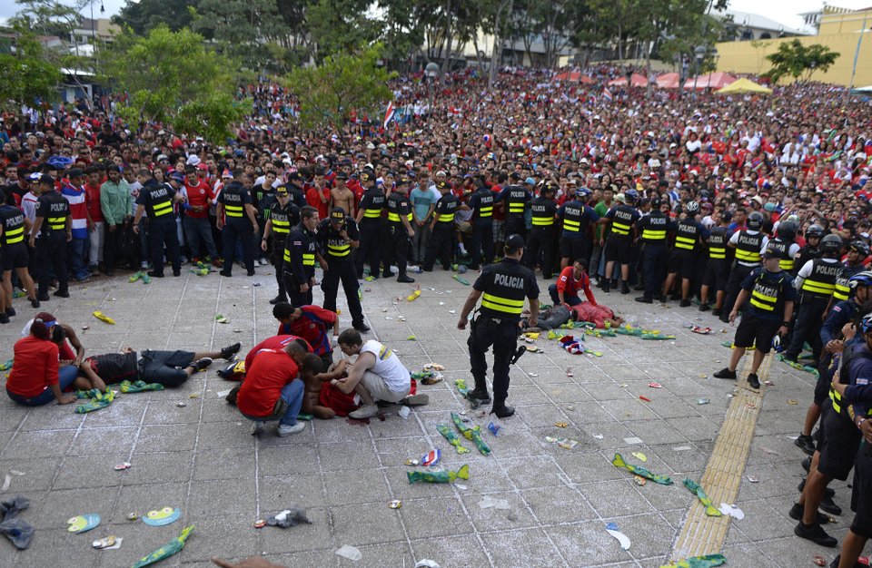 Αίμα και δάκρυα στην Κόστα Ρίκα -Μαχαίρωσαν τρεις φιλάθλους μετά από τον αποκλεισμό από το Μουντιάλ [εικόνες] | iefimerida.gr 1