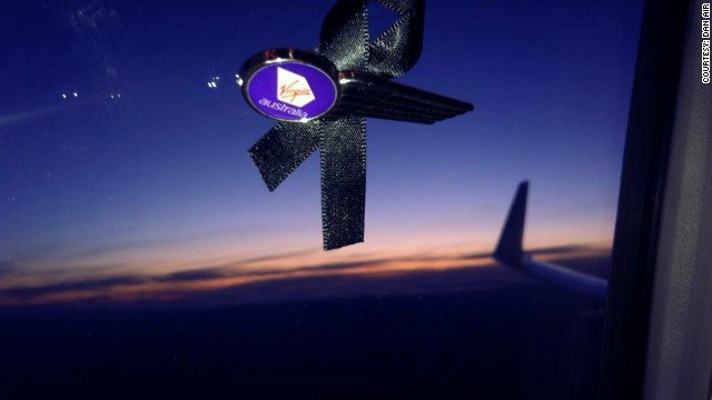 Mαύρες κορδέλες φοράνε αεροσυνοδοί σε όλο τον κόσμο –Πως συνεχίζουν να πετούν μετά από τόσες τραγωδίες [εικόνες] | iefimerida.gr 3